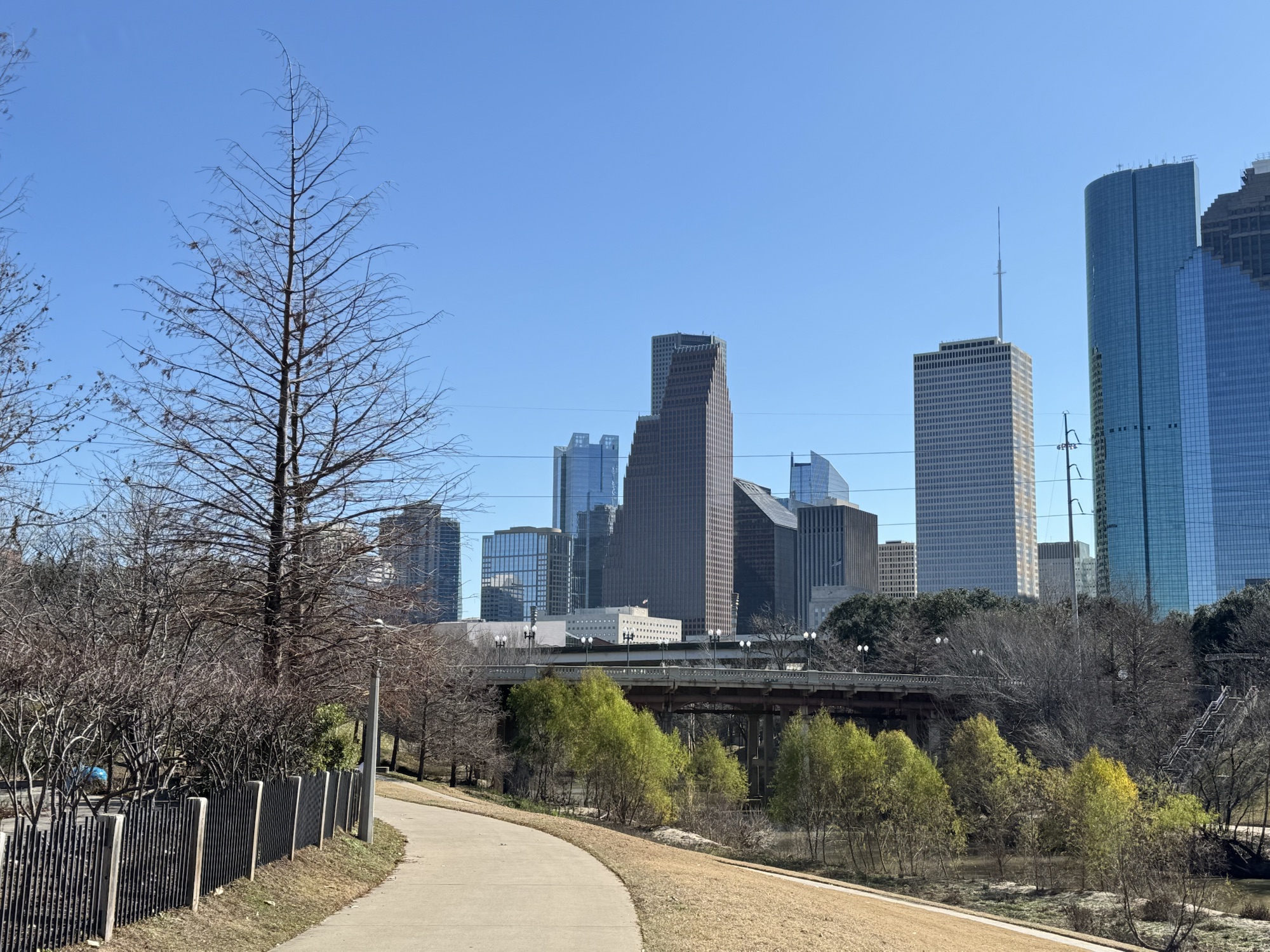 El horizonte de Houston visto desde un sendero entre árboles