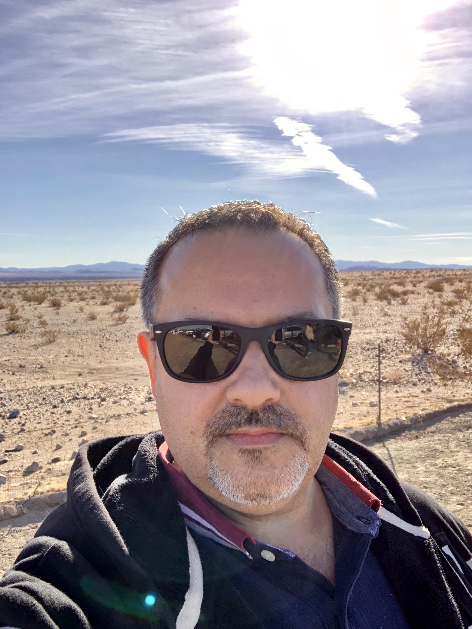 Sergio Morilo frente a un paisaje de desierto y montañas
