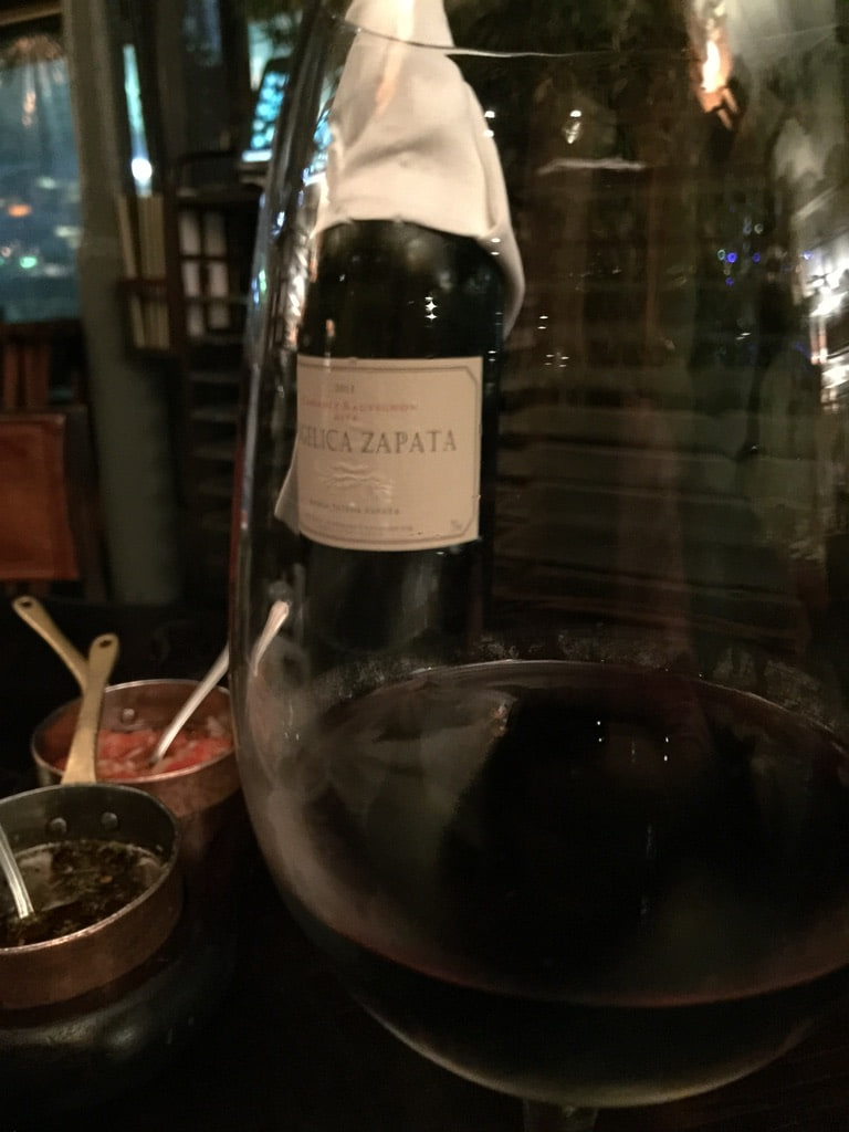 Angélica Zapata servido en decantador durante una cena