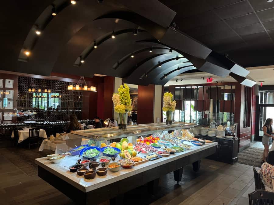 Buffet de ensaladas y acompañamientos de Fogo de Chão en San Antonio