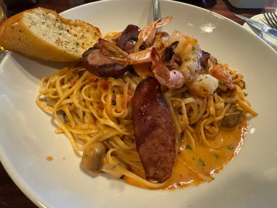 Plato de pasta con mariscos en Pappadeaux Seafood Kitchen