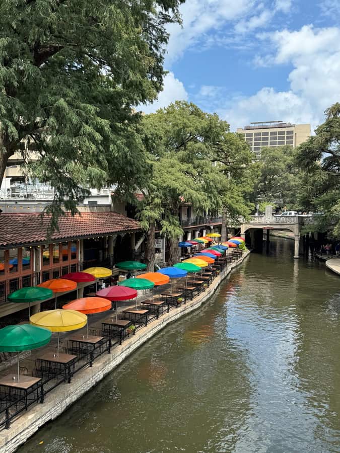 Restaurantes y sombrillas coloridas junto al River Walk