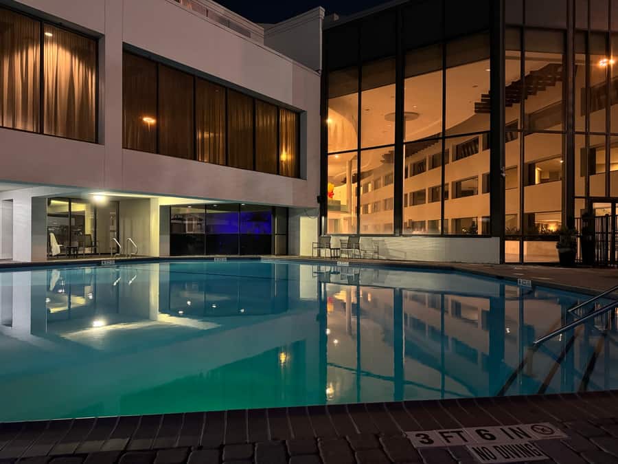 Piscina del San Antonio Marriott Northwest Medical Center por la noche