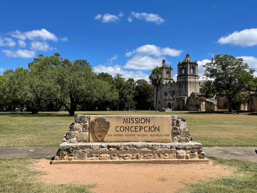 Mission Concepción y su conjunto histórico bajo el cielo azul