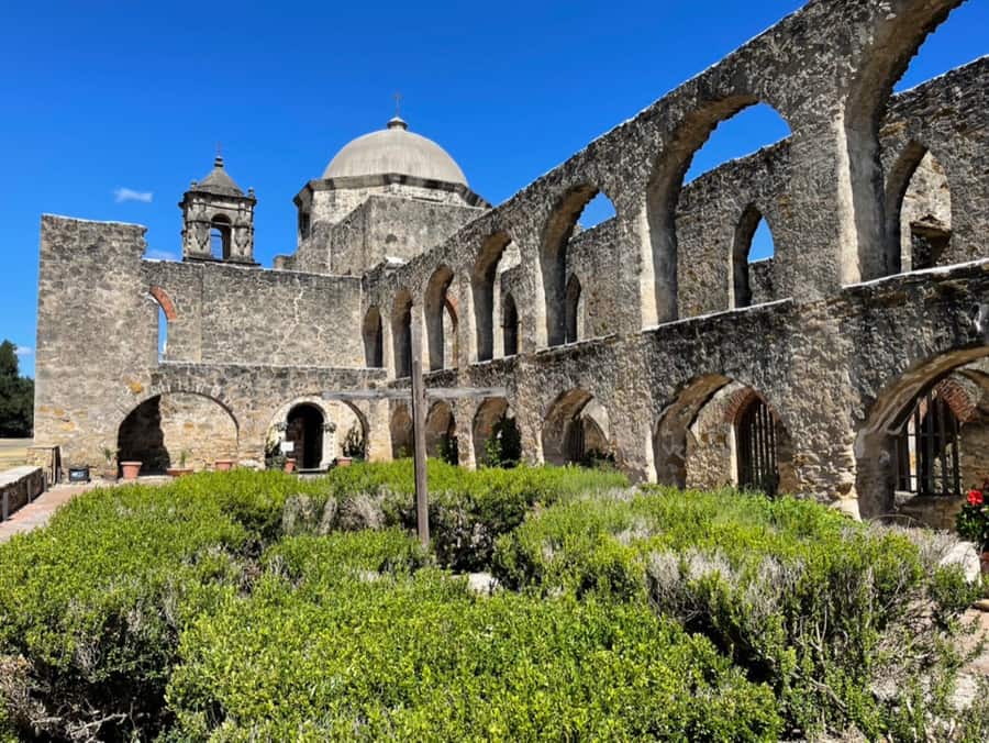 Arcos y jardín interior del complejo de Mission San José