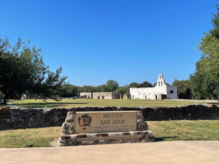 Entrada y vista general de Mission San Juan