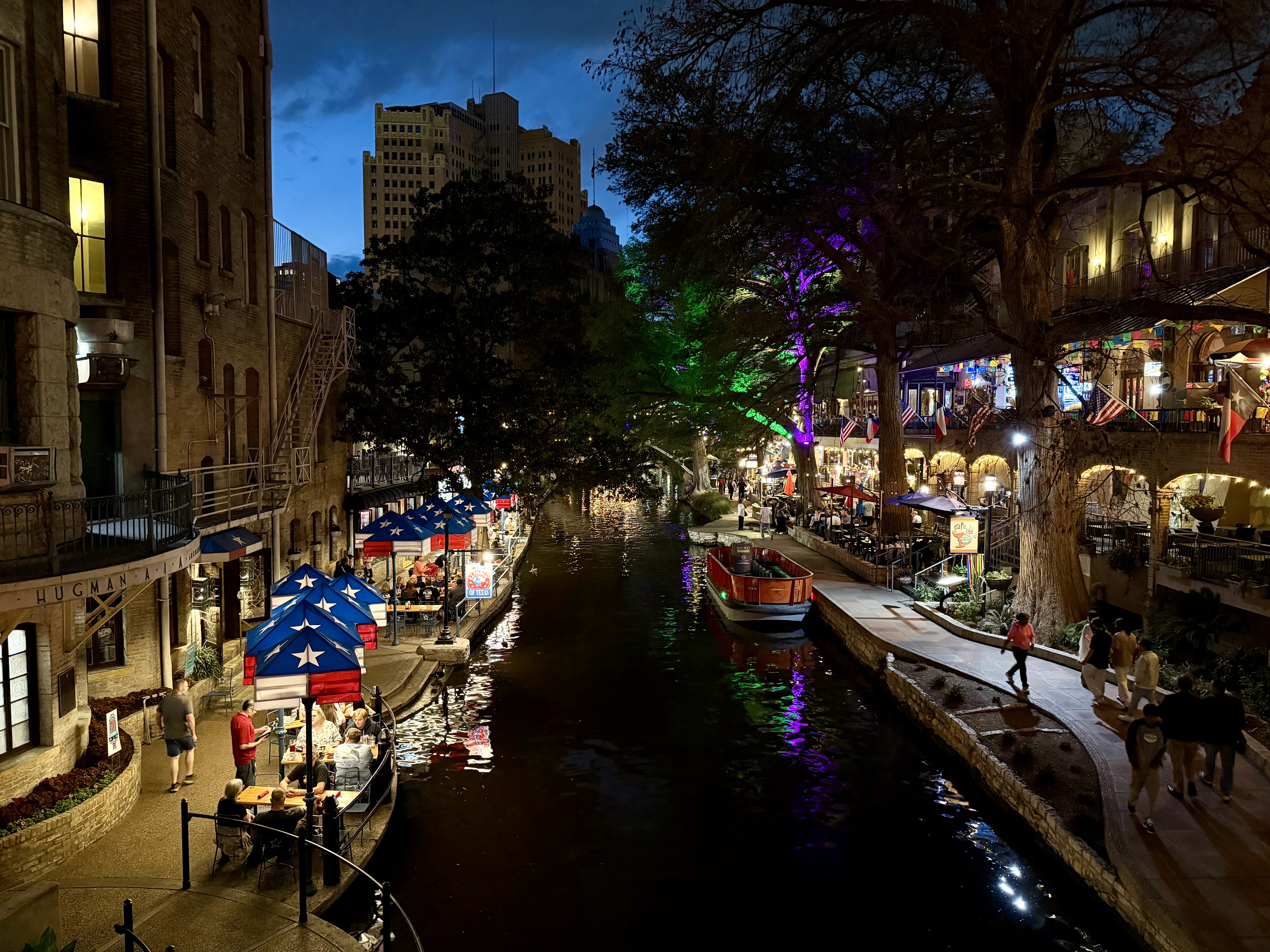 River Walk de San Antonio iluminado por la noche