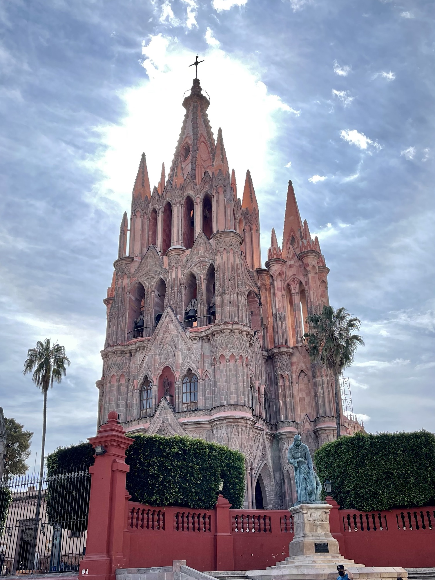 Parroquia de San Miguel Arcángel durante el día